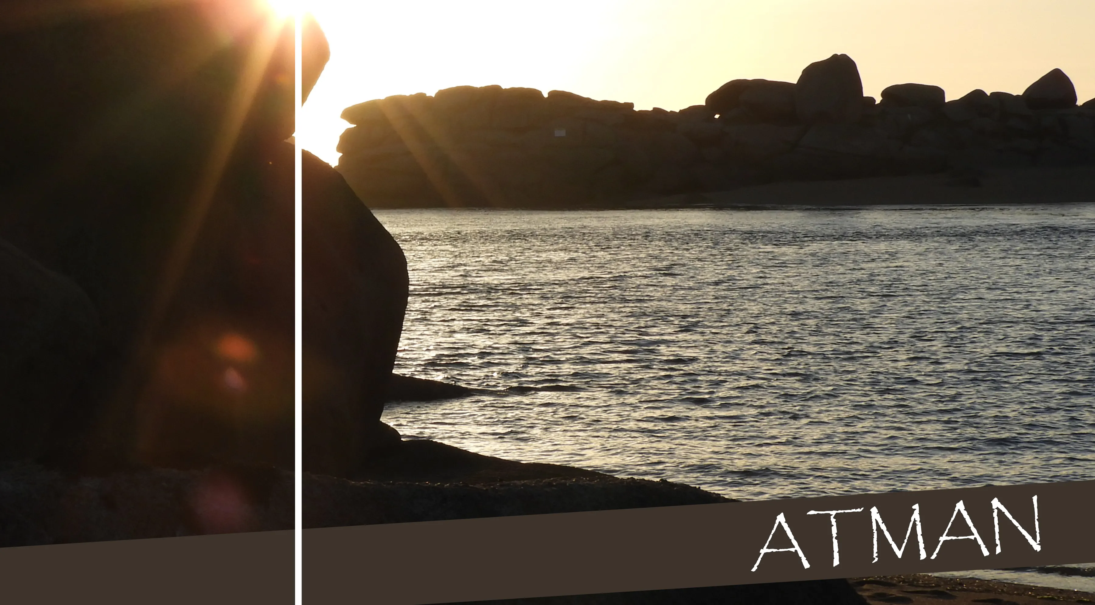 Sonnenuntergang mit Meer und Felsen und einem Schriftzug Atman