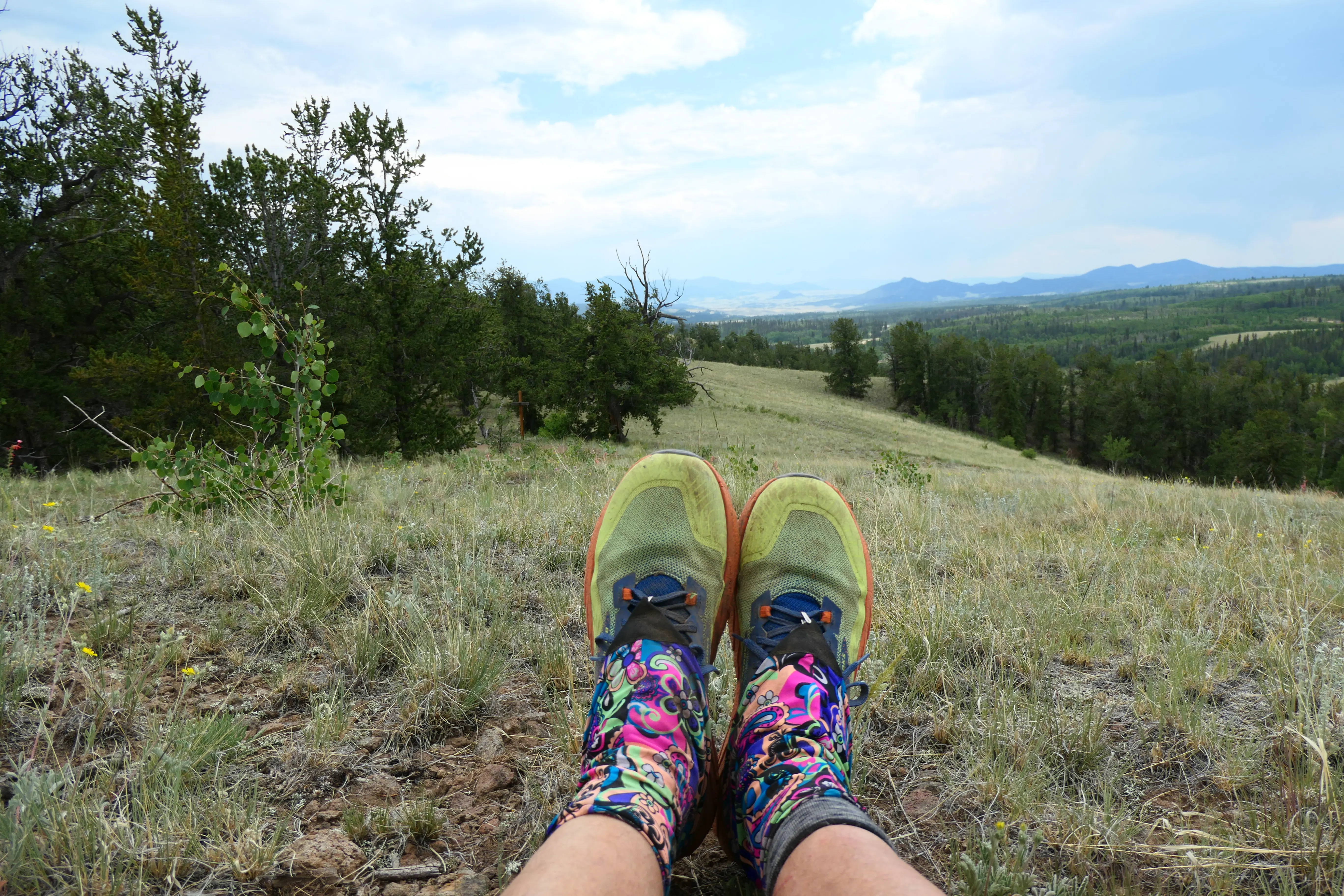 Wanderschuhe und Blick auf die Rocky Mountains